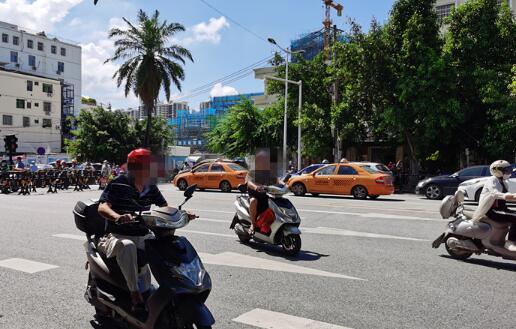 不文明交通行為曝光臺(tái) | 聽手機(jī)邊騎車橫穿馬路 三亞這名外賣小哥“膽真肥”