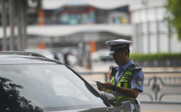 不文明交通行為曝光臺(tái) | 直擊三亞機(jī)動(dòng)車過斑馬線不禮讓行人亂象 1小時(shí)查處9起 