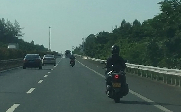 交通拍客 | 不要命！2輛摩托車違規(guī)上高速還單手騎車