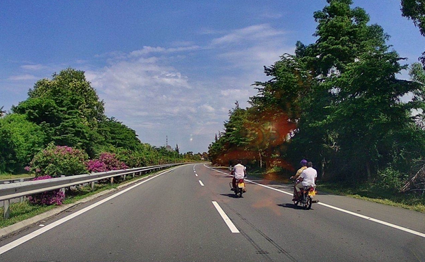 交通拍客 | 膽子大！不戴頭盔還占超車道行駛 2輛摩托車違規(guī)上高速被拍