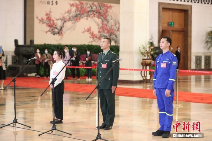 10月16日，中國共產(chǎn)黨第二十次全國代表大會(huì)在北京人民大會(huì)堂開幕。大會(huì)開幕前，舉行“黨代表通道”采訪活動(dòng)。圖為姜麗娟、孫金龍、於若飛代表(自左至右)接受采訪。 <a target='_blank'  data-cke-saved-href='/' href='/'>中新社</a>記者 蔣啟明 攝