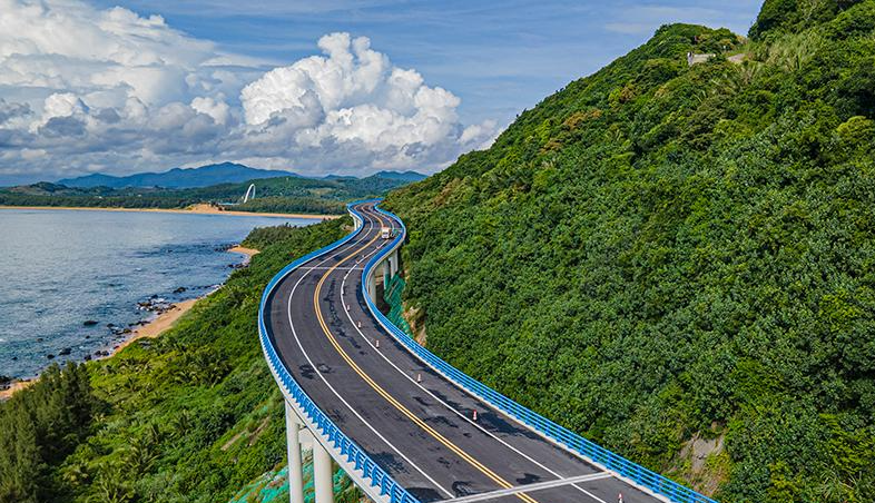 組圖｜依山傍海！航拍海南環(huán)島旅游公路萬(wàn)寧山欽灣段