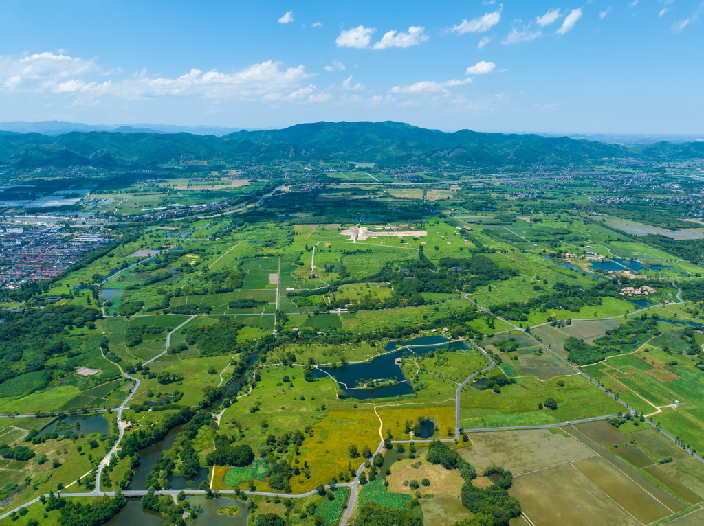 2024年7月4日拍攝的杭州良渚古城遺址公園全景（無人機照片）。新華社記者 江漢 攝