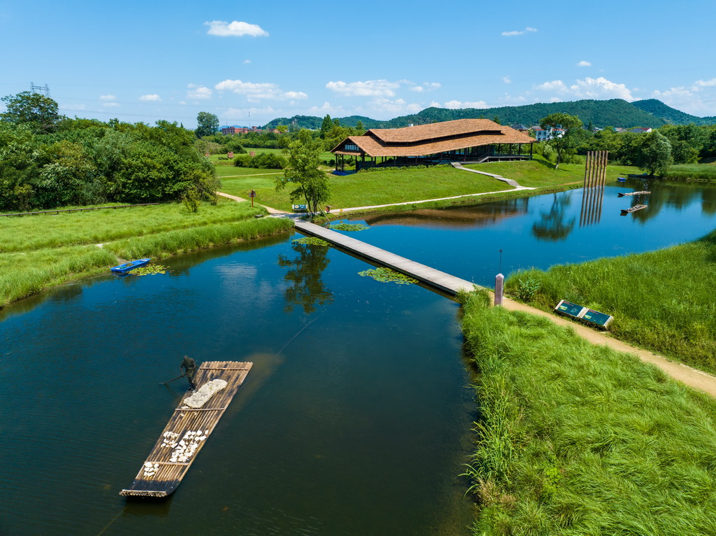 2024年7月4日拍攝的杭州良渚古城遺址公園南城墻遺址展示點（無人機照片）。新華社記者 江漢 攝