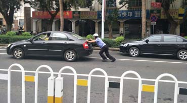 贊！海口一司機車輛出故障道路中間拋錨 交警幫推車