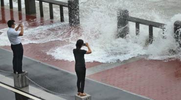 受冷空氣影響連云港沿海掀起巨浪 市民迎面拍拍拍！